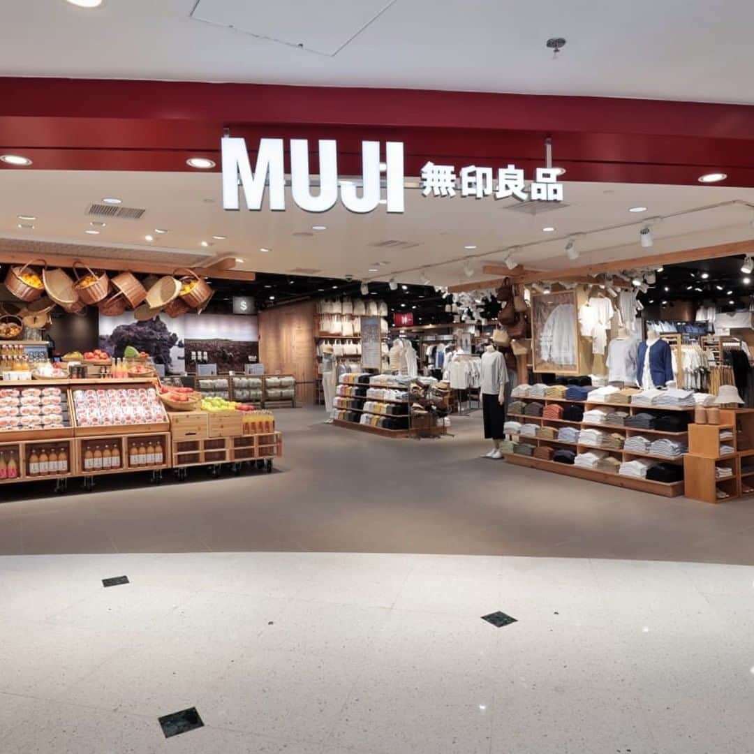 無印良品さんのインスタグラム写真 - (無印良品Instagram)「MUJI Telford Plaza がオープンしました - 6月22日（月）、「MUJI Telford Plaza」が香港最大の売場面積をもってオープンしました。 東九龍エリアの主要な生活圏のひとつである九龍湾に位置するこの店舗は、「食」をテーマにしており、食に関連する新しい商品とサービスの展開を通して、お客様が生産者や生産現場に思いをはせ、食べ物と人との関係を見つめなおすきっかけとなることを目指します。 店内には Café&Meal MUJI を併設し、「素の食」のおいしさを活かした料理の提供に加え、ドリップコーヒー、ベーカリー、軽食テイクアウトなどのサービスをご用意しています。また、青果、調味料などを提供する「食材市場」や、茶葉・お米の量り売りサービスも導入しています。 日々のくらしに寄り添う生活雑貨から衣料品、食品と幅広い商品の販売に加え、MUJI BOOKS、Found MUJI 及び香港初となる刺繡サービスも展開しています。 これからも「MUJI Telford Plaza」は、くらしの「役に立つ」ヒントを提案していきます。 - The Largest MUJI store in Hong Kong, MUJI Telford Plaza, has opened on Monday, June 22nd. This store is located in Kowloon Bay, a densely-populated area and a major cluster of the Kowloon East area. Being the first MUJI store in HK that focuses on food, this store develops new products and services related to food in order to arouse customers’ attention towards the origins and producers of our food, thus contributing to a closer relationship between people and people, and people and the natural environment. Café&Meal MUJI offers meals that bring out the original taste of the ingredients, as well as hand drip coffee, bakery, lunch boxes and takeaway menus. In addition, several new food offerings, such as Food Market that introduces farm-to-table items and Tea & Rice Ordering service, are also available at this store. Meanwhile, the store features the most comprehensive merchandise range and services, such as MUJI BOOKS, Found MUJI and the first Embroidery service in Hong Kong. MUJI Telford Plaza will continue to provide daily goods that are truly fundamental to day-to-day life. - - #無印良品 #MUJI #MUJITelfordPlaza #CaféandMealMUJI #FoundMUJI #MUJIBOOKS #FoodMarket」6月22日 17時00分 - muji_global