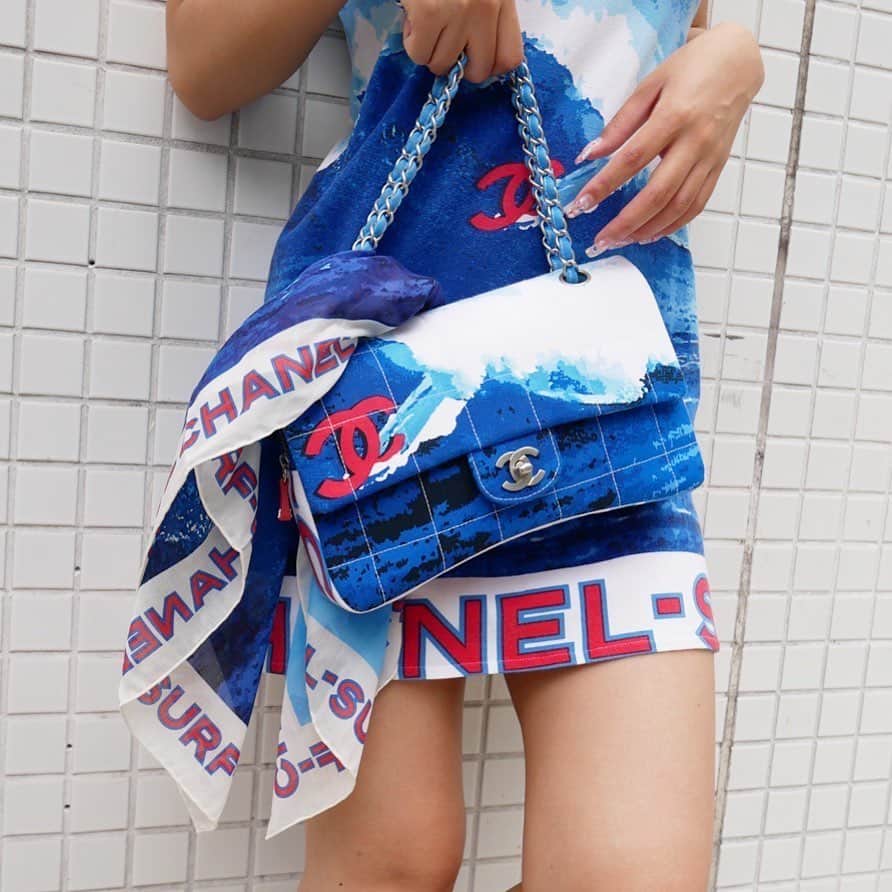 Vintage Brand Boutique AMOREさんのインスタグラム写真 - (Vintage Brand Boutique AMOREInstagram)「----Bag sold  out---- Chanel surf line shoulder bag and scarf 🏄🏽‍♀️ This item is  only available at the store but we accept orders by DM. Please DM us if you are interested in the item! ▶︎Free Shipping Worldwide✈️ ≫≫≫ DM for more information 📩 info@amorevintagetokyo.com #AMOREvintage #AMORETOKYO #tokyo #Omotesando #Aoyama #harajuku #vintage #vintageshop #ヴィンテージ #ヴィンテージショップ #アモーレ #アモーレトーキョー #表参道 #青山 #原宿#東京 #chanel #chanelvintage #vintagechanel #ヴィンテージ #シャネル #ヴィンテージシャネル #シャネルヴィンテージ #amorewardrobe #アモーレワードローブ」6月22日 17時11分 - amore_tokyo