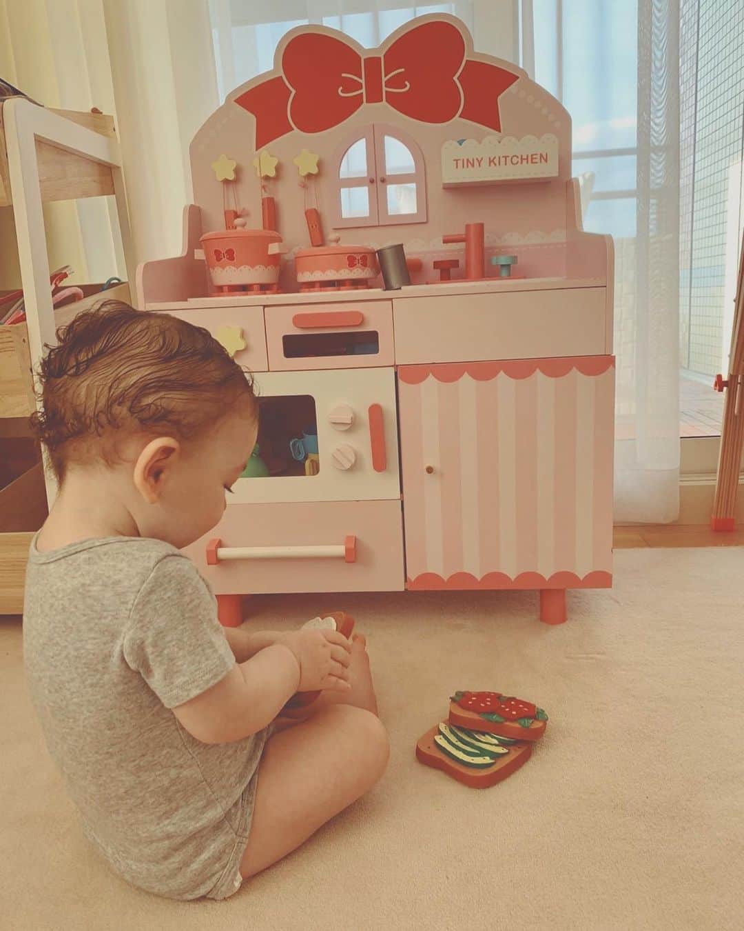 アンナ・オルティス（イニエスタの妻）のインスタグラム：「Aprendiendo a comer!! 🥑🍞⁣ Gracias @lolaletost ☺️☺️⁣ #mordedorescauchonatural⁣ ⁣ 食べることを学びはじめます 🥑🍞 #食育」