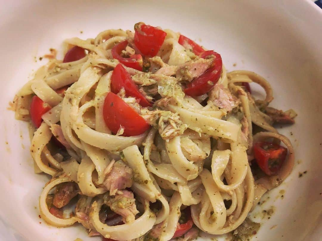 H-el-ical//さんのインスタグラム写真 - (H-el-ical//Instagram)「﻿ ツナとトマトのジェノベーゼ﻿ ﻿ Genovese ﻿ with tuna, tomato and chopped onion﻿ ﻿ ﻿ #米粉パスタ﻿ #市販のジェノベーゼソースと﻿ #材料を切って混ぜるだけ﻿ #玉ねぎのみじん切りも入れると﻿ #食感が良いです﻿」6月22日 17時06分 - hikaru_0702_official