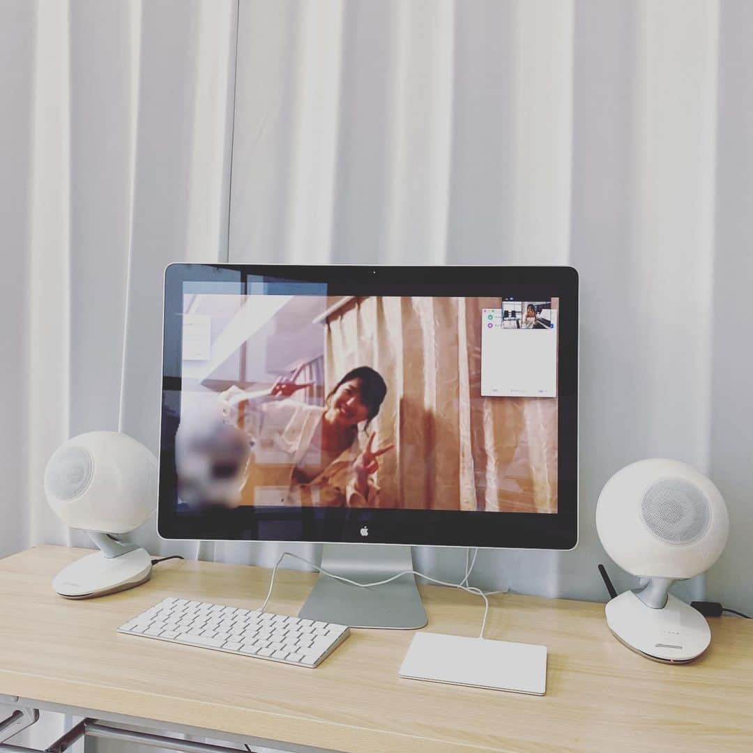 のインスタグラム：「《新しい日常》  初！歌のレッスンをオンラインで受けさせていただきました！  先生があっち側から送ってくださった写真…なんだか新鮮👀  いえーい✌🏻って、私ずいぶん余裕な感じですが レッスンも初めはなんだかすごく緊張しました。  レッスンが進むうちにだんだん色んなことを思い出してきて…  Angel of music ！　先生に魔法をかけていただきました✨  楽しかったーー✨✨✨ 不器用な私ですが、やっぱり歌が好き！舞台が好き！  下半期は恐れずに果敢に一つ上のステップにチャレンジしていこうと思います💪🏻 いぇい✌🏻 #オンラインレッスン　#歌は初めて　#glee に影響されで歌いたい曲たくさん　#angelofmusic」