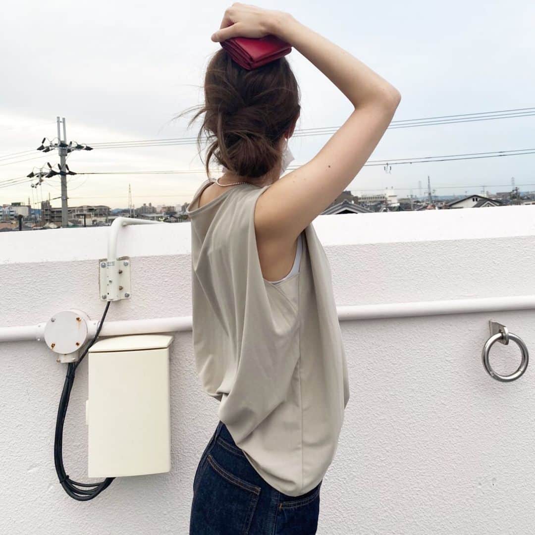 asuka0119のインスタグラム：「2020.6.22 . あー、空が綺麗 大好きな#クレープジャージーt の#着回しコーデ お財布だけ持って ちょっとそこまでコーデも これなら、上品にまとまる(ت) . インディゴブルーのデニムにするだけで雰囲気が全然変わる . Tshirt #uniqlo #ユニクロ denim #uniqlou #カーブパンツ .  #ユニクロTシャツ部 #ユニT #uniqloginza2020SS #Tシャツコーデ #PR  #上下ユニクロ部  #高身長女子  #デニムコーデ #ユニデニ#uniqloコーデ  #着回しコーデ #アラフォーコーデ # #locari」