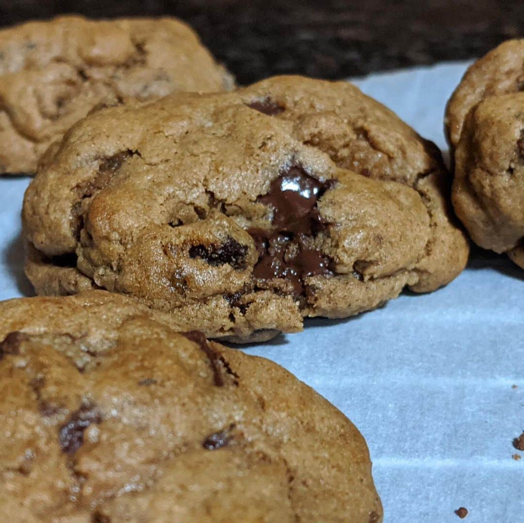 アメリカ大使館さんのインスタグラム写真 - (アメリカ大使館Instagram)「トロッとしたチョコレート🍫がたまらない。 ☕️おやつタイムにチョコレートチップクッキー🍪 焼き上がった時にオーブンを明けた瞬間の甘い匂いがたまりません😋 今週も1週間元気に過ごすためにも、お気に入りのおやつ🧁🍪🍘で、元気を注入しましょう。 あなたのお気に入りのおやつは何ですか⁉️ . #usa #america #studyabroad #livinginamerica #chocolatechipcookies #homemade #stayhome #アメリカ #アメリカ生活 #留学 #チョコチップクッキー #手作りクッキー #焼き立て #お家時間の過ごし方 #ソフトクッキー #おやつタイム #チョコレート #お家でのんびり #チョコレートチップクッキー #甘党 #コーヒー #紅茶 #ミルク #motivationmonday #脳にも栄養 #元気になれるやつ」6月22日 17時13分 - usembassytokyo