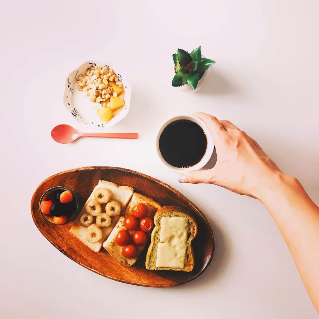 森由月さんのインスタグラム写真 - (森由月Instagram)「・ 今日のブランチ☕️ *ほうれん草パン+チーズ *トマト+ハーブバター *バナナ+グラニュー糖 *さくらんぼ+アメリカンチェリー *ヨーグルト+冷凍マンゴー+ココナッツグラノーラ *ドリップコーヒー ・ フルグラのココナッツ味はヨーグルトとマンゴーと合わせると最高にトロピカルで夏っぽいのでおすすめ🍹 ＊ ＊ ＊ #朝昼ごはん #ブランチ #3色トースト #トーストアレンジ #ごぱん #食パンアレンジ #珈琲 #ヨーグルト #おうちごはんlover #モーニング #クッキングラム #暮らし #フーディーテーブル #料理写真 #食べるの好きな人と繋がりたい #トーストレシピ #ダブルチェリー #トロピカル  #brunch #toast  #coffee #foodstagram #tasty #yummy #yogurt #instafood #breakfast  #homecooking #toastarrange #wcherry」6月22日 17時13分 - mori_yutsuki