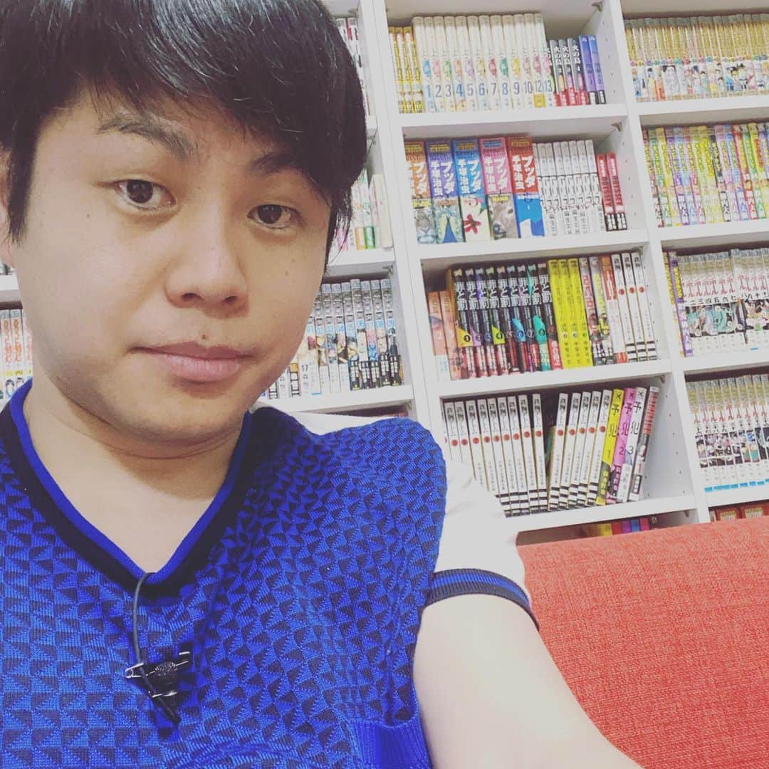 井上裕介のインスタグラム：「家でソーシャルディスタンスの距離を取ってのロケしております。  #NONSTYLE #ノンスタイル  #井上 #自撮り #ポジティブ #ナルシスト #どうだ #イケメン #だろ！？ #インスタ映え #いや #イノスタ映え」