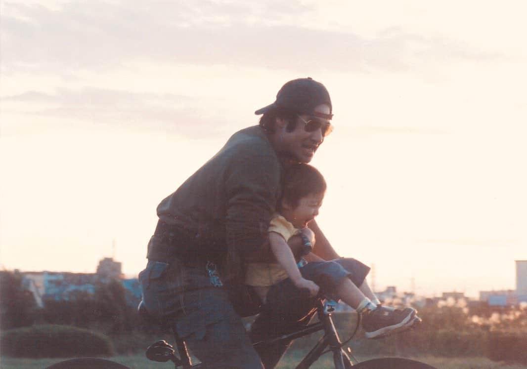 藤岡真威人さんのインスタグラム写真 - (藤岡真威人Instagram)「昨日は父の日でした！！﻿ お父さんいつもありがとう🥀﻿ ﻿ 小さい頃、おんぶしてもらって自転車で駆け回っていた時の写真です。今でも記憶に残っています😊﻿ ﻿ そして！﻿ ﻿ 6月20日に公開された﻿ GReeeeNの新曲「星影のエール」とともに﻿ ﻿ 「大好きなお父さんと一緒に写った写真」で﻿ 構成された愛が溢れる動画がYoutubeで公開されています☺︎﻿ ﻿ 藤岡ファミリーものっているかも？﻿ ﻿ 「星影のエール」は、初めて聞いた時から僕も大好きな曲です。聞いてみてください〜﻿ ﻿ 💐「父に贈るエール」﻿ →GReeeeN「父に贈るエール」﻿ (楽曲「星影のエール」)で検索  #Greeeen #朝ドラエール　#藤岡真威人　#NHK #藤岡弘　#maitofujioka #hiroshifujioka」6月22日 17時29分 - maito_fujioka