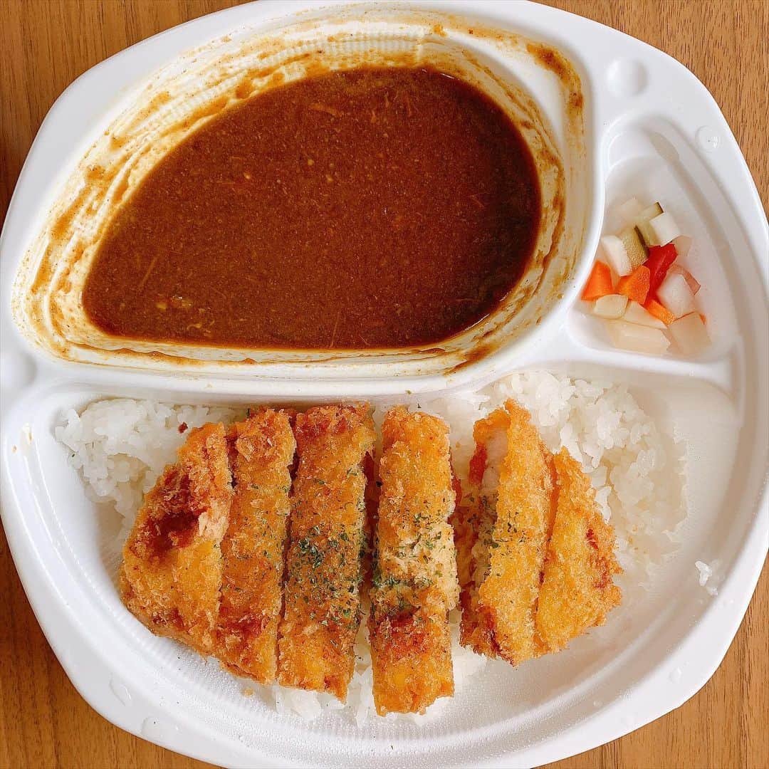 みき みーやんさんのインスタグラム写真 - (みき みーやんInstagram)「カレー好きの私❤ . 今回は紹介するのは沖縄ジンジャーを使ったカレーと 唐揚げの店Suggy💕 @suggy_curry_amagasaki . 阪急塚口駅から徒歩５分！ ６月１日にオープンしたばっかりのお店で いつ行こうかと狙ってました🙃笑 . お昼時っていうのもあって お店も結構賑わってた🤭 （オープンしたてやのにすごいよね🥰 . とんかつカレーとチーズカレーを 照樹と半分ずつ食べたんやけどこれがうまいっ！🍛 . とんかつカレーはとんかつがジューシーで 濃厚な旨味のあるカレーと相性抜群！！ チーズカレーは上に乗せるチーズが 何種類も合わさっててこれまた深みがある！ チーズ好きにはたまらない香りや🤤🧀 . . 甘さも辛さもあるクセになるおいしさ❤ . #カレー #からあげ #塚口 #塚口グルメ #塚口駅 #テイクアウト #テイクアウトグルメ #カレー #カレーライス #🍛 #とんかつカレー #チーズカレー #大阪グルメ #関西グルメ #お持ち帰り #food #curry #foodstagram #飯テロ #飯テログラム #揚げ物 #美味しいご飯 #カレー好き」6月22日 17時23分 - mi_yan0101