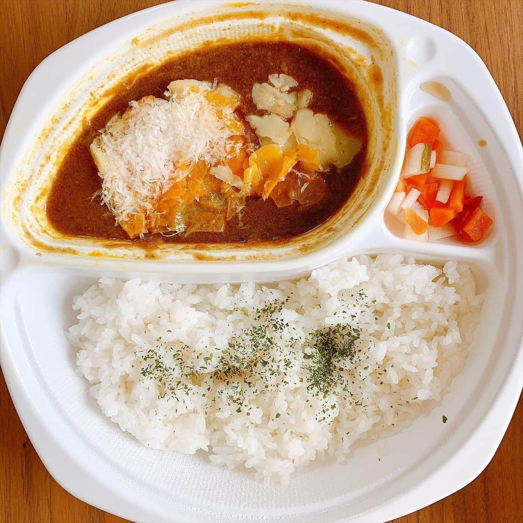 みき みーやんさんのインスタグラム写真 - (みき みーやんInstagram)「カレー好きの私❤ . 今回は紹介するのは沖縄ジンジャーを使ったカレーと 唐揚げの店Suggy💕 @suggy_curry_amagasaki . 阪急塚口駅から徒歩５分！ ６月１日にオープンしたばっかりのお店で いつ行こうかと狙ってました🙃笑 . お昼時っていうのもあって お店も結構賑わってた🤭 （オープンしたてやのにすごいよね🥰 . とんかつカレーとチーズカレーを 照樹と半分ずつ食べたんやけどこれがうまいっ！🍛 . とんかつカレーはとんかつがジューシーで 濃厚な旨味のあるカレーと相性抜群！！ チーズカレーは上に乗せるチーズが 何種類も合わさっててこれまた深みがある！ チーズ好きにはたまらない香りや🤤🧀 . . 甘さも辛さもあるクセになるおいしさ❤ . #カレー #からあげ #塚口 #塚口グルメ #塚口駅 #テイクアウト #テイクアウトグルメ #カレー #カレーライス #🍛 #とんかつカレー #チーズカレー #大阪グルメ #関西グルメ #お持ち帰り #food #curry #foodstagram #飯テロ #飯テログラム #揚げ物 #美味しいご飯 #カレー好き」6月22日 17時23分 - mi_yan0101