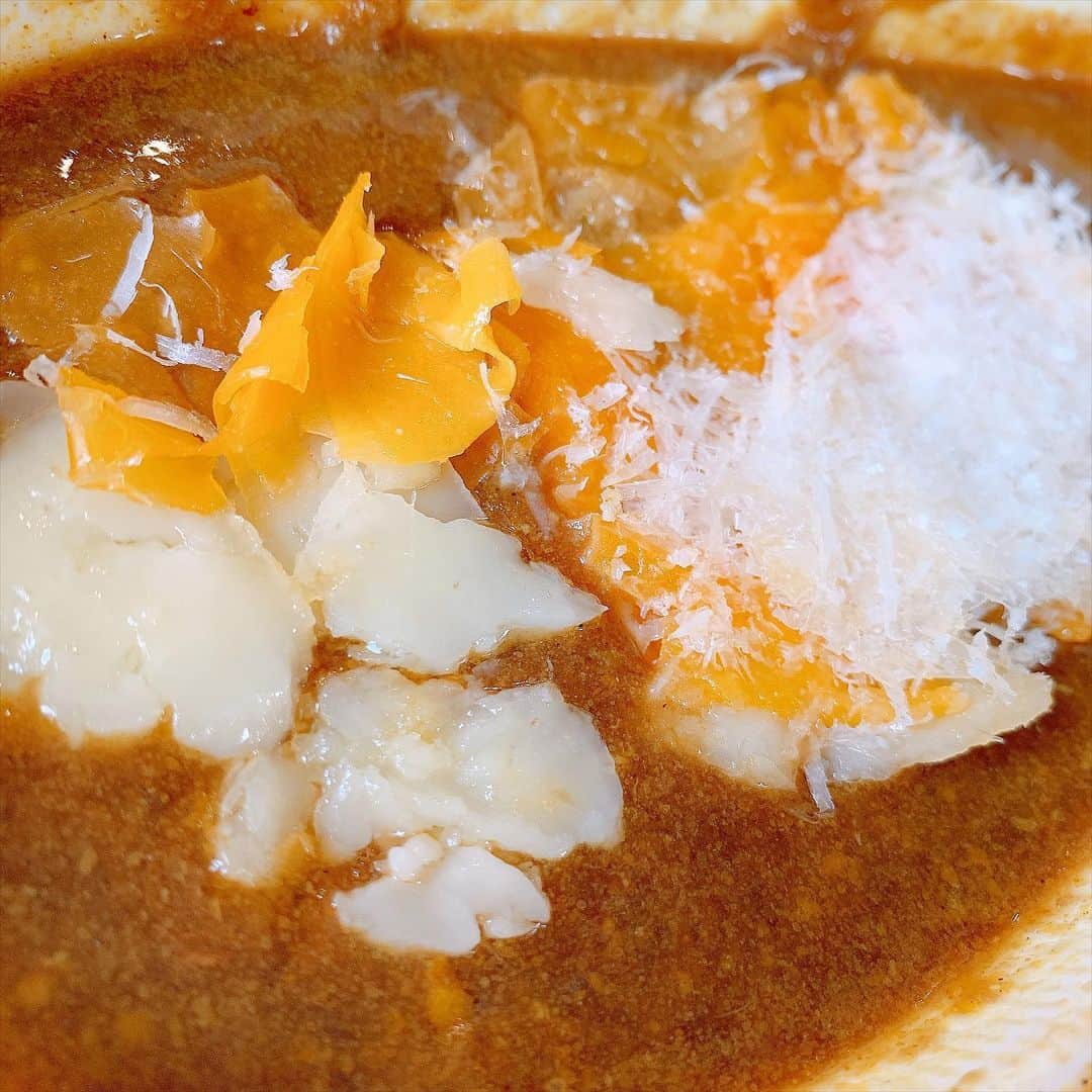 みき みーやんさんのインスタグラム写真 - (みき みーやんInstagram)「カレー好きの私❤ . 今回は紹介するのは沖縄ジンジャーを使ったカレーと 唐揚げの店Suggy💕 @suggy_curry_amagasaki . 阪急塚口駅から徒歩５分！ ６月１日にオープンしたばっかりのお店で いつ行こうかと狙ってました🙃笑 . お昼時っていうのもあって お店も結構賑わってた🤭 （オープンしたてやのにすごいよね🥰 . とんかつカレーとチーズカレーを 照樹と半分ずつ食べたんやけどこれがうまいっ！🍛 . とんかつカレーはとんかつがジューシーで 濃厚な旨味のあるカレーと相性抜群！！ チーズカレーは上に乗せるチーズが 何種類も合わさっててこれまた深みがある！ チーズ好きにはたまらない香りや🤤🧀 . . 甘さも辛さもあるクセになるおいしさ❤ . #カレー #からあげ #塚口 #塚口グルメ #塚口駅 #テイクアウト #テイクアウトグルメ #カレー #カレーライス #🍛 #とんかつカレー #チーズカレー #大阪グルメ #関西グルメ #お持ち帰り #food #curry #foodstagram #飯テロ #飯テログラム #揚げ物 #美味しいご飯 #カレー好き」6月22日 17時23分 - mi_yan0101