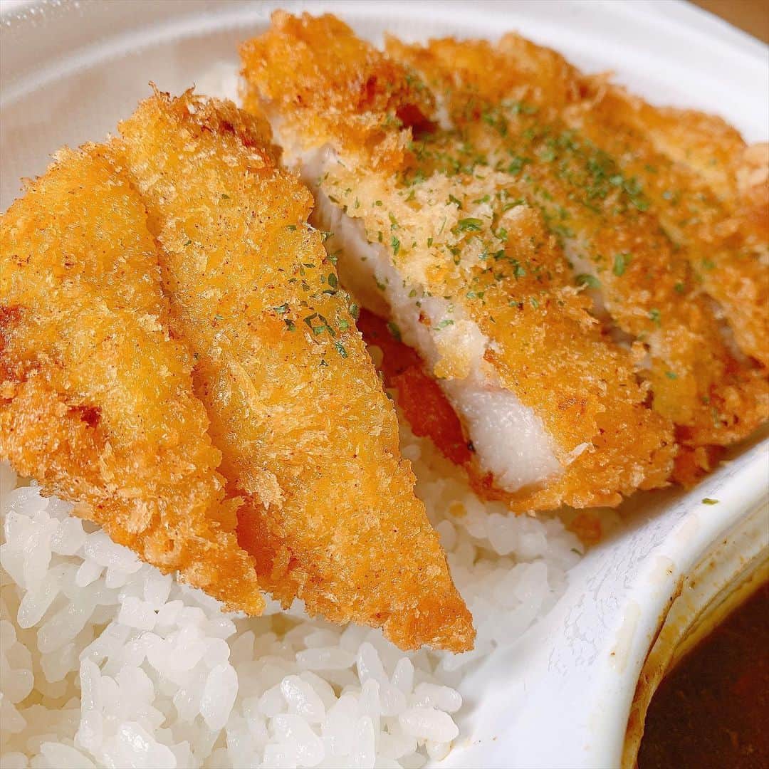 みき みーやんさんのインスタグラム写真 - (みき みーやんInstagram)「カレー好きの私❤ . 今回は紹介するのは沖縄ジンジャーを使ったカレーと 唐揚げの店Suggy💕 @suggy_curry_amagasaki . 阪急塚口駅から徒歩５分！ ６月１日にオープンしたばっかりのお店で いつ行こうかと狙ってました🙃笑 . お昼時っていうのもあって お店も結構賑わってた🤭 （オープンしたてやのにすごいよね🥰 . とんかつカレーとチーズカレーを 照樹と半分ずつ食べたんやけどこれがうまいっ！🍛 . とんかつカレーはとんかつがジューシーで 濃厚な旨味のあるカレーと相性抜群！！ チーズカレーは上に乗せるチーズが 何種類も合わさっててこれまた深みがある！ チーズ好きにはたまらない香りや🤤🧀 . . 甘さも辛さもあるクセになるおいしさ❤ . #カレー #からあげ #塚口 #塚口グルメ #塚口駅 #テイクアウト #テイクアウトグルメ #カレー #カレーライス #🍛 #とんかつカレー #チーズカレー #大阪グルメ #関西グルメ #お持ち帰り #food #curry #foodstagram #飯テロ #飯テログラム #揚げ物 #美味しいご飯 #カレー好き」6月22日 17時23分 - mi_yan0101