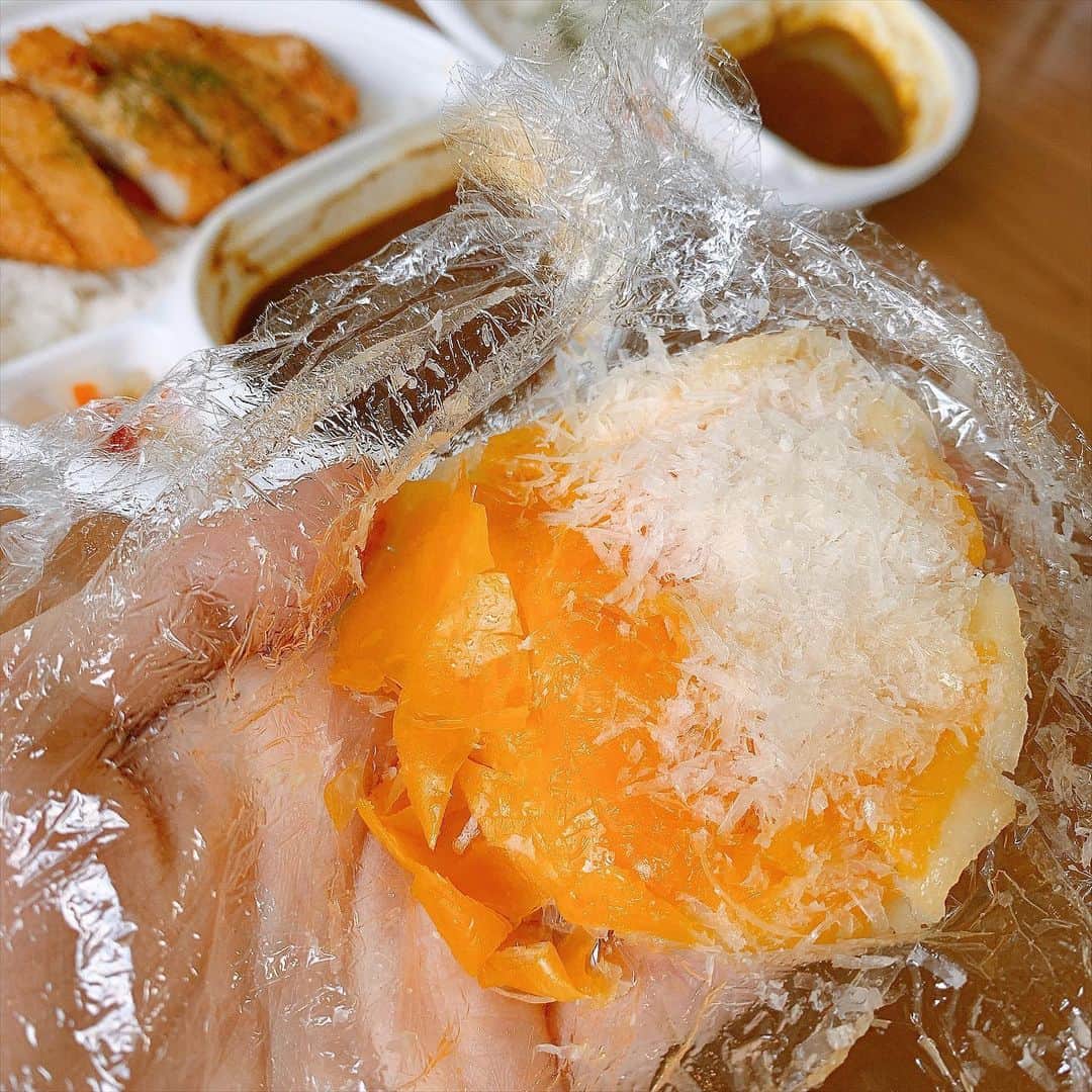 みき みーやんさんのインスタグラム写真 - (みき みーやんInstagram)「カレー好きの私❤ . 今回は紹介するのは沖縄ジンジャーを使ったカレーと 唐揚げの店Suggy💕 @suggy_curry_amagasaki . 阪急塚口駅から徒歩５分！ ６月１日にオープンしたばっかりのお店で いつ行こうかと狙ってました🙃笑 . お昼時っていうのもあって お店も結構賑わってた🤭 （オープンしたてやのにすごいよね🥰 . とんかつカレーとチーズカレーを 照樹と半分ずつ食べたんやけどこれがうまいっ！🍛 . とんかつカレーはとんかつがジューシーで 濃厚な旨味のあるカレーと相性抜群！！ チーズカレーは上に乗せるチーズが 何種類も合わさっててこれまた深みがある！ チーズ好きにはたまらない香りや🤤🧀 . . 甘さも辛さもあるクセになるおいしさ❤ . #カレー #からあげ #塚口 #塚口グルメ #塚口駅 #テイクアウト #テイクアウトグルメ #カレー #カレーライス #🍛 #とんかつカレー #チーズカレー #大阪グルメ #関西グルメ #お持ち帰り #food #curry #foodstagram #飯テロ #飯テログラム #揚げ物 #美味しいご飯 #カレー好き」6月22日 17時23分 - mi_yan0101