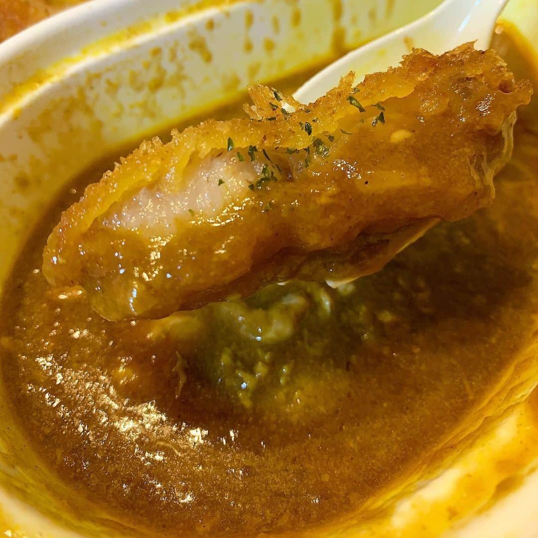 みき みーやんさんのインスタグラム写真 - (みき みーやんInstagram)「カレー好きの私❤ . 今回は紹介するのは沖縄ジンジャーを使ったカレーと 唐揚げの店Suggy💕 @suggy_curry_amagasaki . 阪急塚口駅から徒歩５分！ ６月１日にオープンしたばっかりのお店で いつ行こうかと狙ってました🙃笑 . お昼時っていうのもあって お店も結構賑わってた🤭 （オープンしたてやのにすごいよね🥰 . とんかつカレーとチーズカレーを 照樹と半分ずつ食べたんやけどこれがうまいっ！🍛 . とんかつカレーはとんかつがジューシーで 濃厚な旨味のあるカレーと相性抜群！！ チーズカレーは上に乗せるチーズが 何種類も合わさっててこれまた深みがある！ チーズ好きにはたまらない香りや🤤🧀 . . 甘さも辛さもあるクセになるおいしさ❤ . #カレー #からあげ #塚口 #塚口グルメ #塚口駅 #テイクアウト #テイクアウトグルメ #カレー #カレーライス #🍛 #とんかつカレー #チーズカレー #大阪グルメ #関西グルメ #お持ち帰り #food #curry #foodstagram #飯テロ #飯テログラム #揚げ物 #美味しいご飯 #カレー好き」6月22日 17時23分 - mi_yan0101