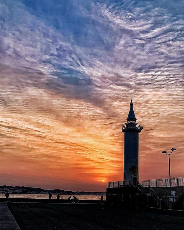 JALさんのインスタグラム写真 - (JALInstagram)「. The artistic sky makes us feel that the lighthouse is watching over us warmly. #NoPlanNoProblemJune  芸術的な空✨ 灯台が温かく見守ってくれているようですね🍀 . . 📍@discoverfujisawa Photo by @mii31miif Post your memories with #FlyJAL  #JapanAirlines #japan #enoshima #sunset_madness」6月22日 17時30分 - japanairlines_jal