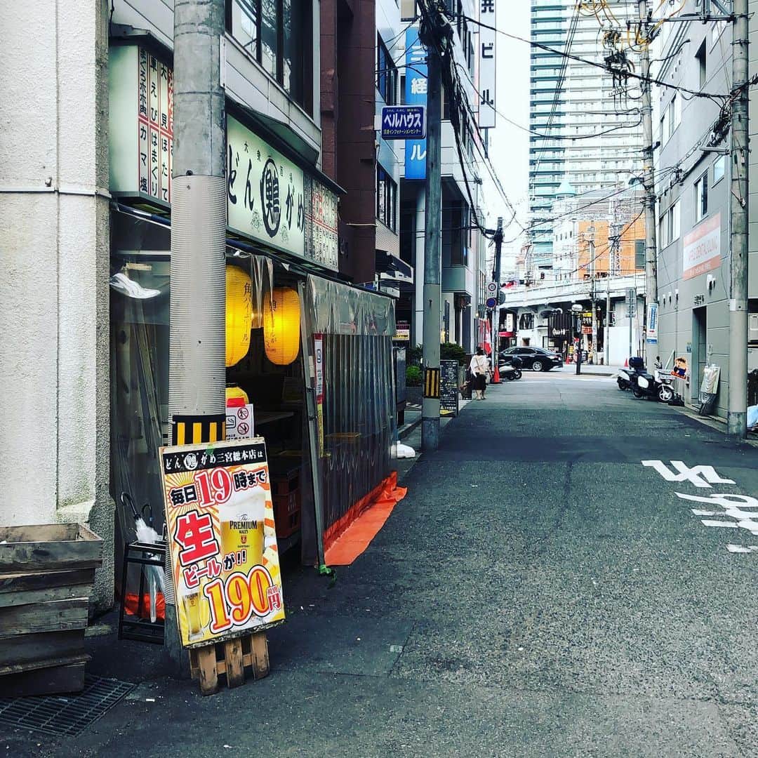 どんがめ三宮総本店のインスタグラム：「［2020-06-22］むにに　の日。  さぁ、6/22. むににの日  を、記念して、  炙りもものタタキ 通常430円▶︎▶︎▶︎226円。 . . ご注文時、『インスタフォローしてんねん。』って言ってね！ . #むにに　#一年に1回のむににの日 #どんがめ #喫煙できちゃう　#三宮　#三宮居酒屋 #地鶏　#クーポン#インスタ割  #むににってなにー？　#見取り図」