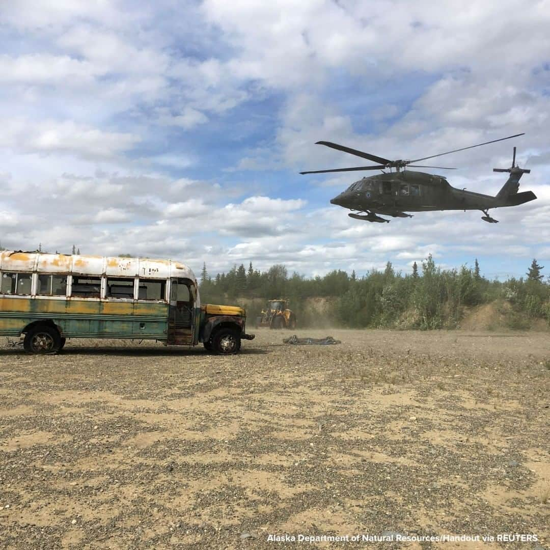 ABC Newsさんのインスタグラム写真 - (ABC NewsInstagram)「Alaska Army National Guard UH 60 Blackhawk helicopter hovers near "Bus 142," made famous by the "Into the Wild" book and movie, after it was airlifted out of Alaskan wilderness due to concerns over tourist safety. #alaska #intothewild #movies #books #helicopter #bus」6月22日 17時28分 - abcnews