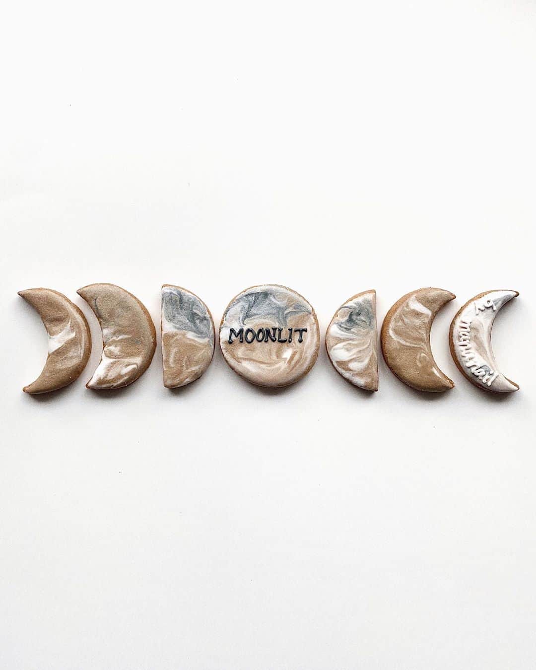 Manamiのインスタグラム：「@moonlit_bymananails 2nd Anniversary🌙 MOONLITは4/28で2周年を迎えました🌼 休業していたので少し時間が経ってしまいましたが 本日よりお客様に感謝の気持ちを込めて クッキーをお配りしています🍪 いつもありがとうございます🤍🤍🤍 これからもよろしくお願いします💫 ♡ @moonlit_bymananails @mananails @moonlit_miki @moonlit_emi @moonlit_kaori @moonlit_minori ㅤ 可愛すぎるCookieは  @madeby_coyuri さんにお願いしました😍💕」