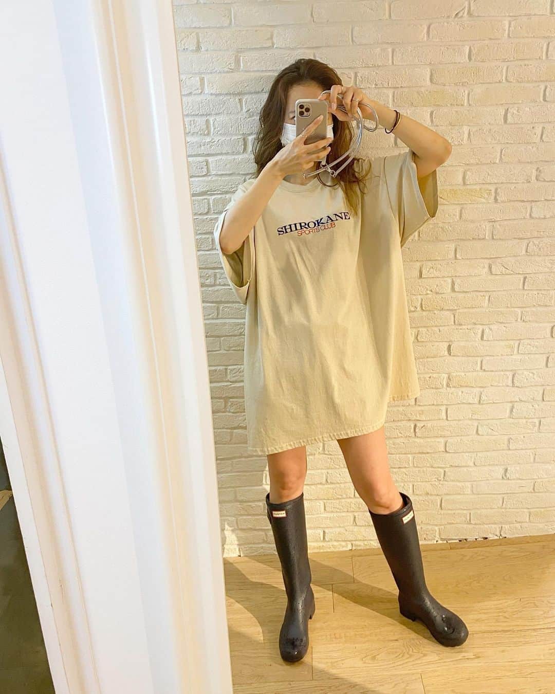 難波礼華のインスタグラム：「ちょー梅雨だね🥺☔️ 7月の予約受付開始しました💖 この時期にしか履かない 　@hunterboots 久々に引っ張り出して @shirokanesportsclub の新色を XXLサイズでワンピにした💖 水溜りに飛び込んで帰ろうっと☔️」
