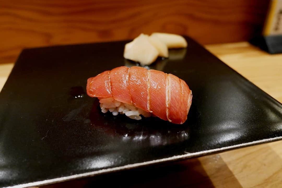 のインスタグラム：「「もっとデビログ」の記事を更新しました。 今回は福岡市内で「飲み放題」がある寿司屋4店を紹介しています✌️ . 福岡にある、ほとんどの寿司屋では「飲み放題」はありません。 「飲み放題」があると一人当たりの支払い額が計算しやすいので、接待や会合の時に重宝します。 寿司と酒が好きで、めちゃめちゃ飲む人にはありがたいでしょう😁 今回は福岡市内で「飲み放題」がある寿司屋4店を紹介します。 どの店も高級店のような店内であるにもかかわらず、お手頃価格なので嬉しすぎます😋 . ブラウザから「もっとデビログ」へアクセス👉 . #福岡鮨 #福岡寿司 #福岡飲み放題 #もっとデビログ #福岡 #博多 #fukuokapics #fukuoka #fukuokacity #hakata #fukuokagourmet #IGersJP #ig_japan #福岡グルメ #福岡ランチ #福岡ごはん #福岡ご飯 #食べログ福岡 #福岡飯 #福岡食べ歩き #福岡インスタグルメ #インスタグルメ福岡」