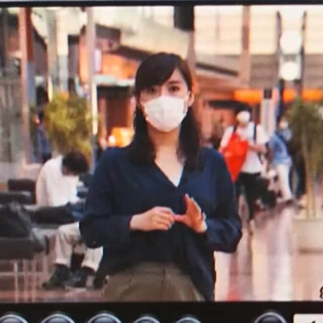 宮崎文子のインスタグラム：「🍀work🍀  移動の自粛緩和となり 羽田空港で取材に。  だいぶ人通りも戻ってきたような感じがあります。  空港を運営する人、利用する人 それぞれが思いやりをもって 接していける社会になればいいなと思います  #空港✈ #羽田 #2タミ #コロナに負けるな」