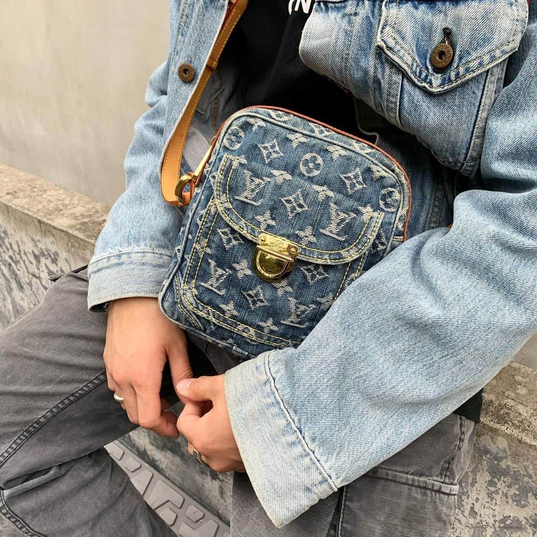 Vintage Brand Boutique AMOREさんのインスタグラム写真 - (Vintage Brand Boutique AMOREInstagram)「Louis Vuitton Denim Camera Bag by Marc Jacobs.  This item is only available at the store but we accept orders by DM. Please DM us if you are interested in the item!  #amoretokyo #amorevintage #amoregentleman #louisvuitton #vintagelouisvuitton #ルイヴィトン #ヴィンテージルイヴィトン #mensfashion #mensfashionpost #mensstyle #menswear #mensbag #mensbags」6月22日 17時47分 - amore_tokyo