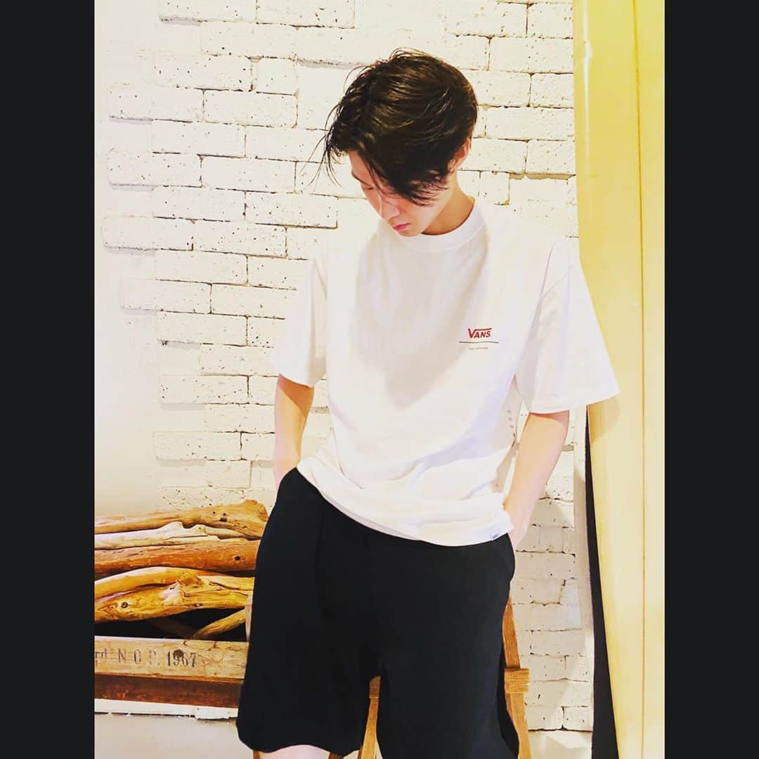 磯村勇斗のインスタグラム：「. 髪が戻った。  #blackhair  #toga  #vans」