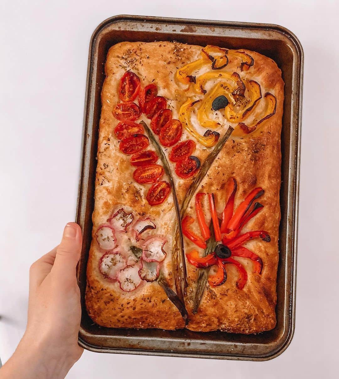 Eat With Steph & Coのインスタグラム：「Lockdown baking continues - this weekend was a focaccia garden 💐. Much easier than you’d expect and you’ll impress everyone at your socially distant picnic! Have you tried this already or would you like a tutorial/recipe? Let us know in the comments 👇🏻🍞🍅💐🍃 📸 @thetessaproject  #focacciagarden #focaccia #lockdown #lockdownlife #lockdownbaking #focacciaart #gardenfocaccia」