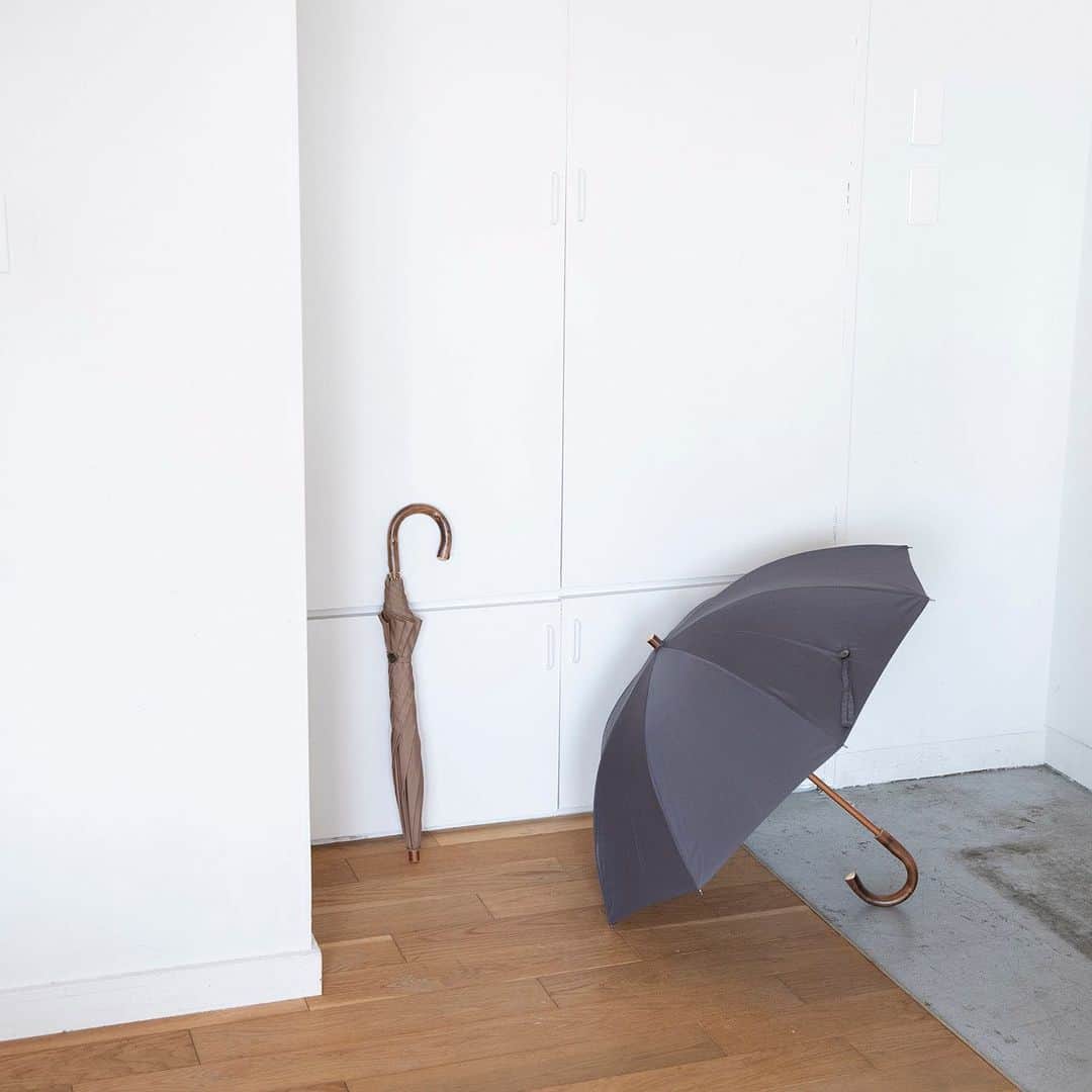 ほぼ日刊イトイ新聞さんのインスタグラム写真 - (ほぼ日刊イトイ新聞Instagram)「【雨のたのしみ。傘のたのしみ。】 大人気のBonBonStore（ボンボンストア）の 雨傘と日傘、晴雨兼用傘を伊藤まさこさんがセレクト、 「weeksdays」で仕入れることになりました。 いま、ビニール傘を使うことが あたりまえになっているけれど、 お気に入りの傘が１本あるだけで、 雨の日も晴れの日もちょっとたのしくなるはず！ BonBonStore主宰の井部さんとのお話と あわせて @hobonichi1101 のリンクから おたのしみください。 傘は6月25日（木）午前11時発売です！ https://www.1101.com/n/weeksdays/item?tag=2006_bonbonstore  #BonBonStore #ボンボンストア #傘 #雨傘 #日傘 #晴雨兼用傘 #weeksdays @weeksdays_official #ほぼ日 #ほぼ日ストア #ほぼ日刊イトイ新聞」6月22日 17時44分 - hobonichi1101