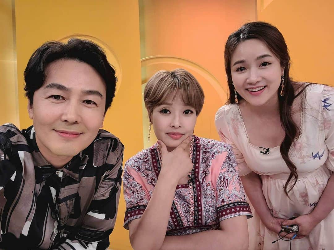 チョ・ヨヌさんのインスタグラム写真 - (チョ・ヨヌInstagram)「우리는 무한리필샐러~드예요!!!! _  #kbs2tv #무한리필샐러드 #이승연 #김보민 #조연우」6月22日 17時49分 - choyeonwoo99