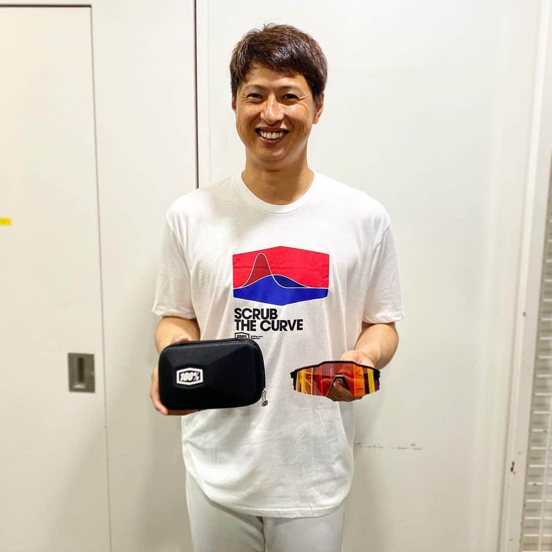 村田透のインスタグラム：「今年のシーズンも100%(@ride100percent )のサングラスを使用させてもらいます。昨年使用したモデルと同じもので色違いのものにしました。 #100percenttogether #scrubthecurve #ride100percent #北海道日本ハムファイターズ #村田透」