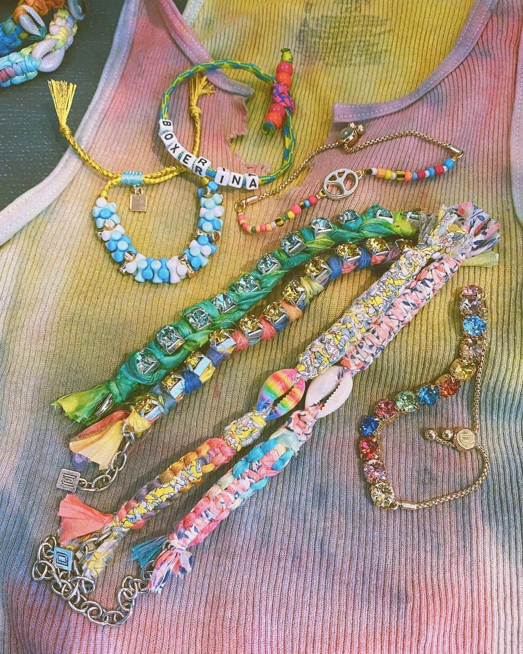 ダニジョーのインスタグラム：「Tie-dying old tanks and organizing jewelry, you? 🌈 #dannijoathome #newarrival」