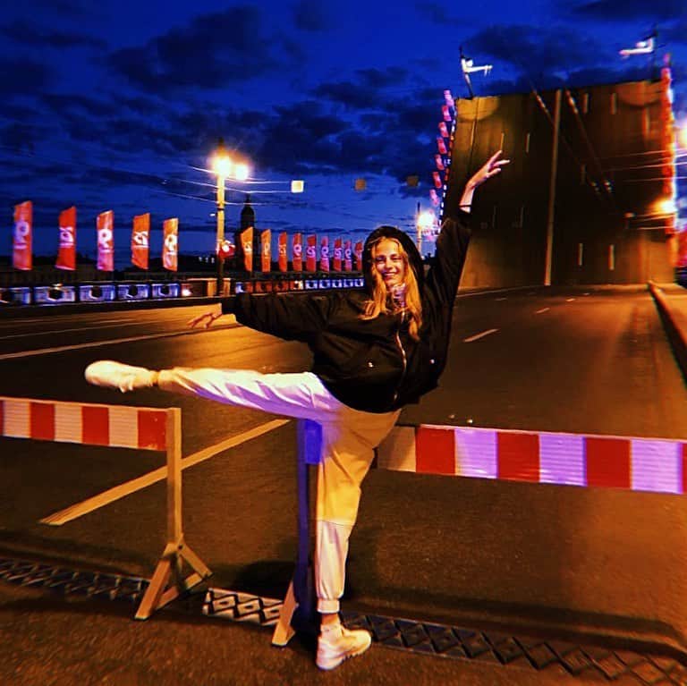 ダリア・イオノワのインスタグラム：「то ли утро, то ли ночь, погулять не прочь 🌙 _______________________________________  #spb #saintpetersburg #mariinsky #mariinskytheatre #mariinskyballet #mariinskydancer #vaganovastudents #ballet」