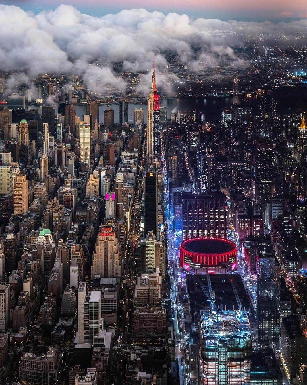 Empire State Buildingさんのインスタグラム写真 - (Empire State BuildingInstagram)「The city comes alive at night… ⠀⠀⠀⠀⠀⠀⠀⠀⠀ Are you a day or night person? Comment below! ⠀⠀⠀⠀⠀⠀⠀⠀⠀ 📷: @craigsbeds #EmpirestateBuilding」6月23日 4時47分 - empirestatebldg