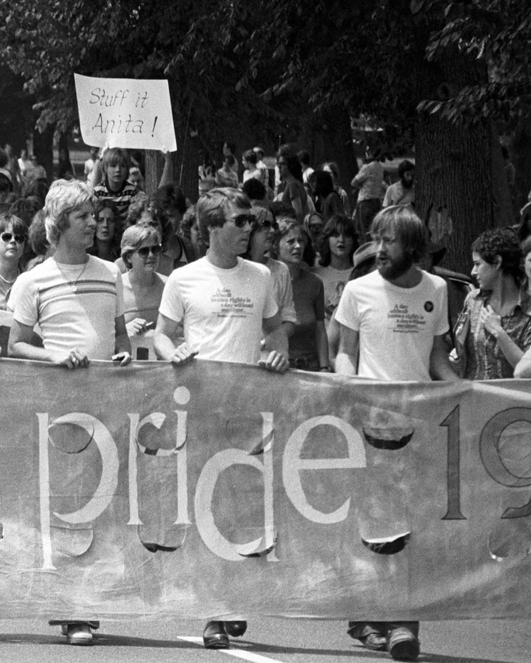 Polo Ralph Laurenさんのインスタグラム写真 - (Polo Ralph LaurenInstagram)「As we reflect on Pride history, we honor the individuals and activists who are championing LGBTQIA+ rights.  Featured here is Marsha P. Johnson, a Black transgender activist, among many more activists, marching the streets for change. We are inspired by those who came before us and stand with those who, today, continue to advocate for equality, liberty and freedom. We cannot celebrate Pride without recognizing the resilience and sacrifice of our entire LGBTQIA+ community, but especially the Black and Brown individuals who have advanced the cause.  #WeStandTogether to build a better future.  Learn more about our longstanding commitment to the LGBTQIA+ community via the link in bio.  #PoloRalphLauren #RLPride」6月23日 4時49分 - poloralphlauren