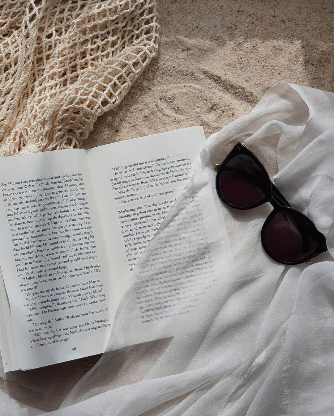 Kapten & Sonさんのインスタグラム写真 - (Kapten & SonInstagram)「'Reading gives us someplace to go when we have to stay where we are.' 📖 Last evening sunbeams with our sunglasses Manhattan All Black and a good book by @beautyn0te. 😍 #bekapten #kaptenandson #sunglasses」6月23日 3時30分 - kaptenandson