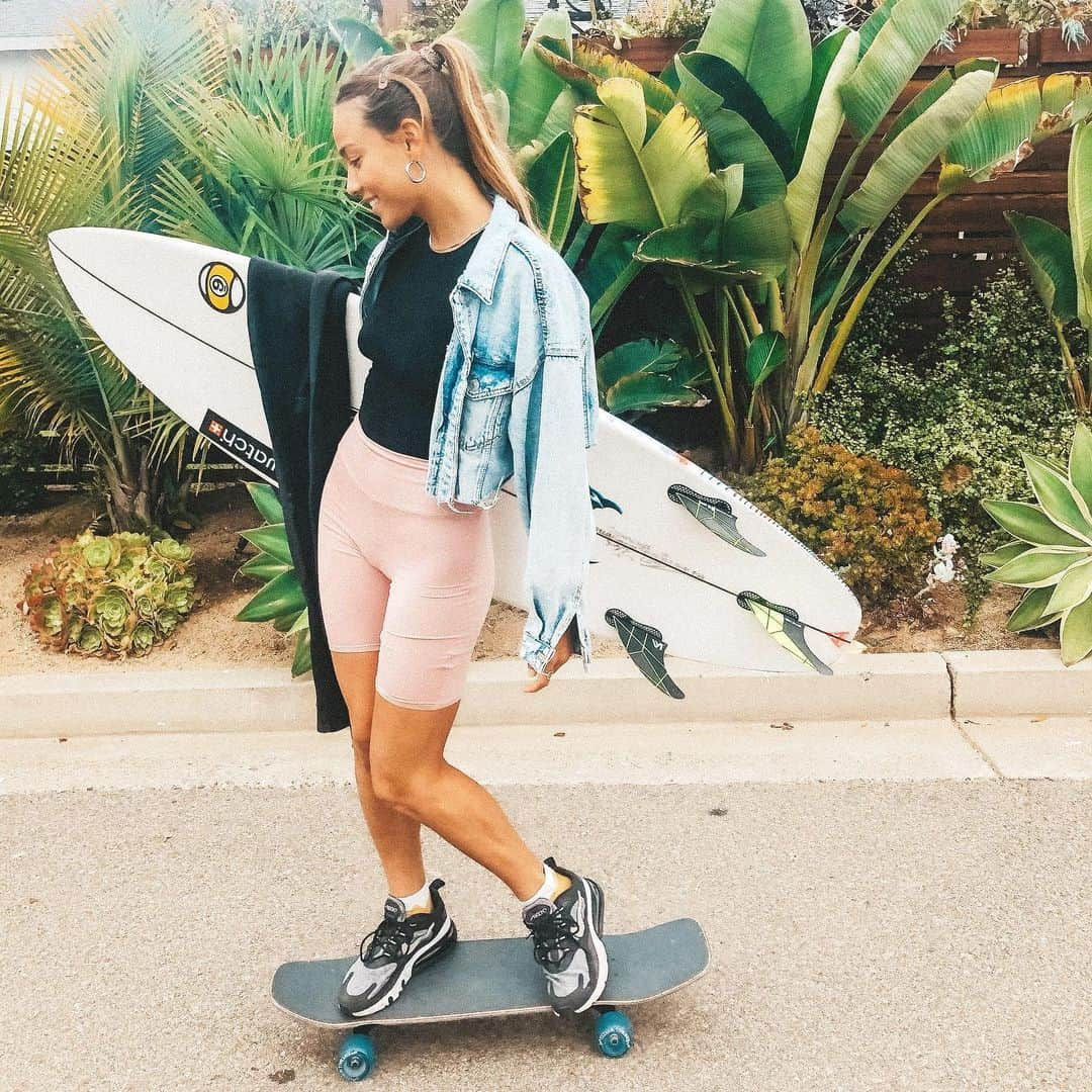 ティア・ブランコさんのインスタグラム写真 - (ティア・ブランコInstagram)「Surf bound , cruising on my @sector9 🙂💗」6月23日 3時35分 - tiablanco