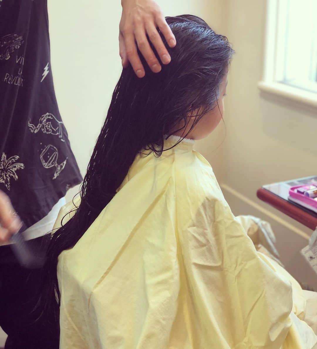 涼紫央さんのインスタグラム写真 - (涼紫央Instagram)「なゆの自慢の 長い長い髪の毛を切りました… お尻くらいまであって 私の憧れでもあったかわいい姿。 ３０㎝以上カット #6歳 #我が家のお姫様」6月23日 3時37分 - toitoitoi