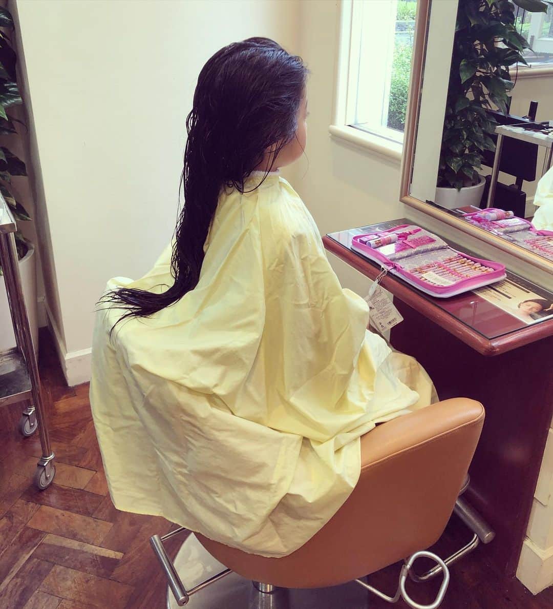 涼紫央さんのインスタグラム写真 - (涼紫央Instagram)「なゆの自慢の 長い長い髪の毛を切りました… お尻くらいまであって 私の憧れでもあったかわいい姿。 ３０㎝以上カット #6歳 #我が家のお姫様」6月23日 3時37分 - toitoitoi