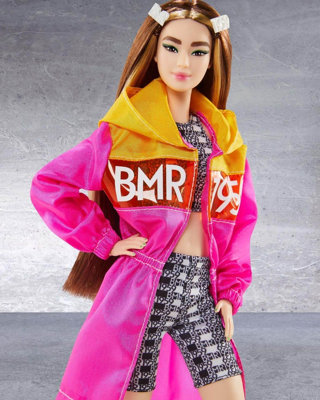 バービーさんのインスタグラム写真 - (バービーInstagram)「Power blazers. Bucket hats. #BMR1959 is back. 🧡  This second installment serves the freshest new looks to celebrate of the fashion heritage of #Barbie, capturing the nostalgia of the 90s with a bold, modern aesthetic. Shop the #BMR1959 collection now!」6月23日 3時45分 - barbie