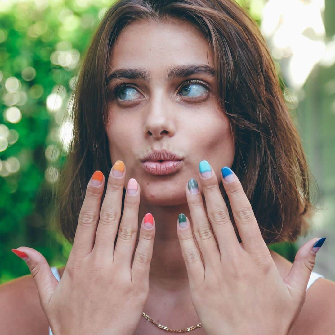 テイラー・ヒルさんのインスタグラム写真 - (テイラー・ヒルInstagram)「Hidden talent; it may take a little bit longer but I actually love doing my own gel manicures ❤️🧡💛💚💙💜」6月23日 3時46分 - taylor_hill