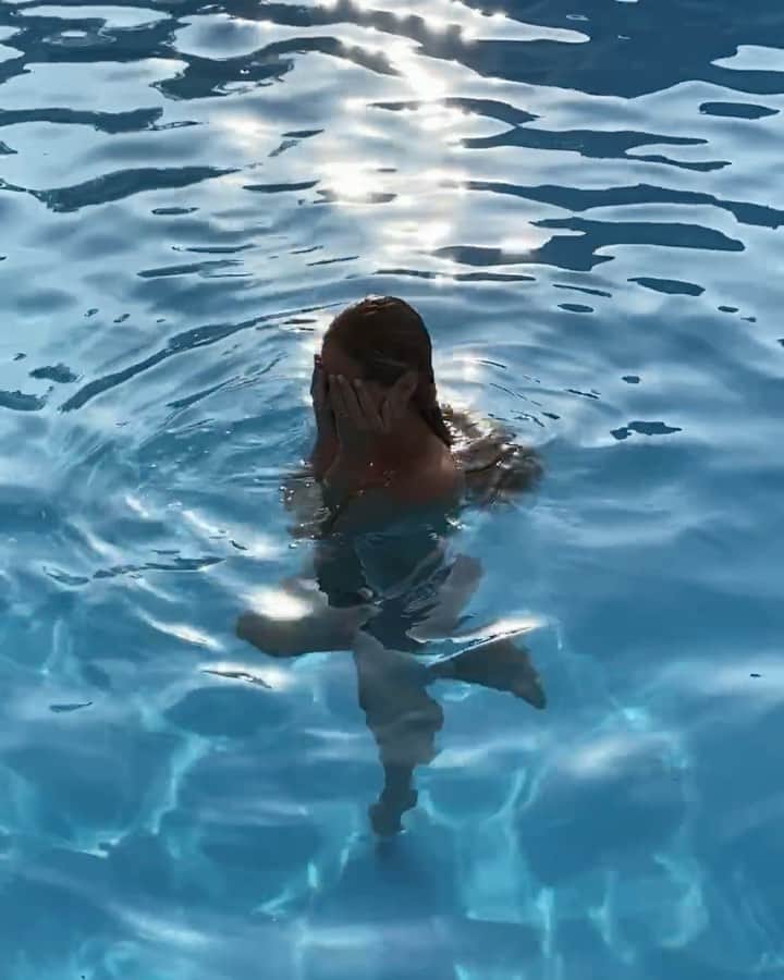 Mathilde Goehlerのインスタグラム：「Night swim 💙💦」