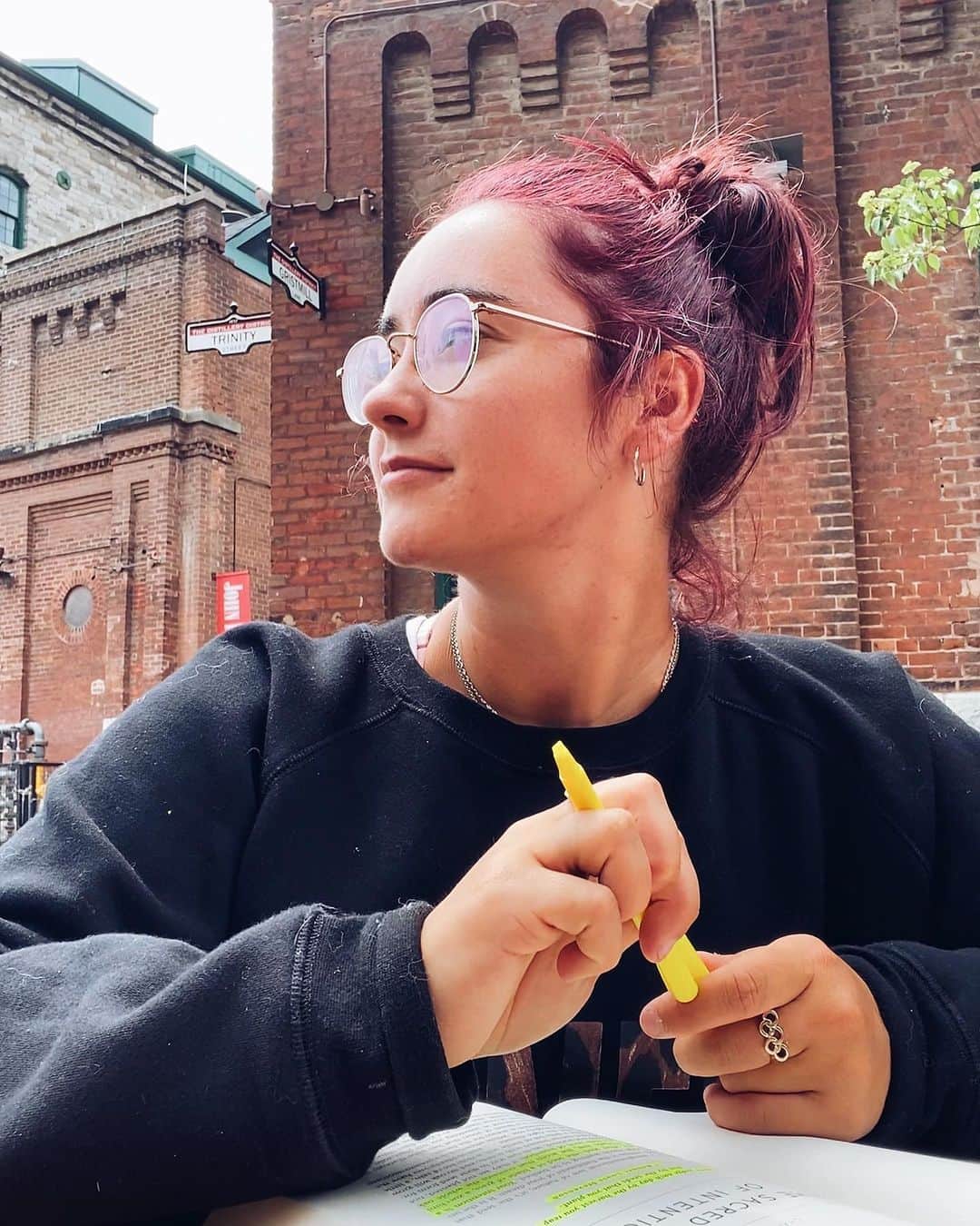 のインスタグラム：「Forever learning in my happy place • • Do you learn more from books or real life? • • I always get wrapped up in the words on a page. Finding sense and understanding. But I love watching life and creating stories of the lives I see around me.」
