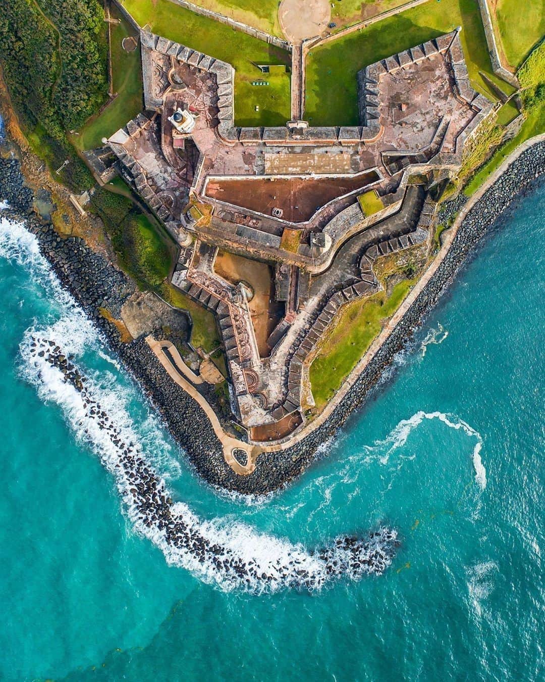 Visit The USAさんのインスタグラム写真 - (Visit The USAInstagram)「An epic shot of Castillo San Felipe del Morro in Puerto Rico. This historical site was built hundreds of years ago and marks the entrance to San Juan Bay. Have you visited Puerto Rico yet? Tag a friend you’d love to bring with you! 📷: @waterproject  #VisitTheUSA」6月23日 4時00分 - visittheusa
