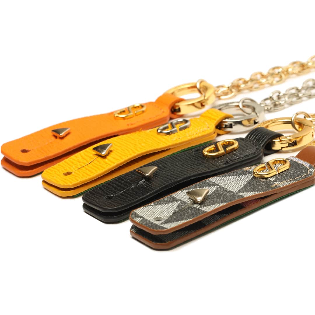 Schutzのインスタグラム：「TO CARRY EVERY EVERYWHERE ❤️ #liveinschutz #schutzgadgets」