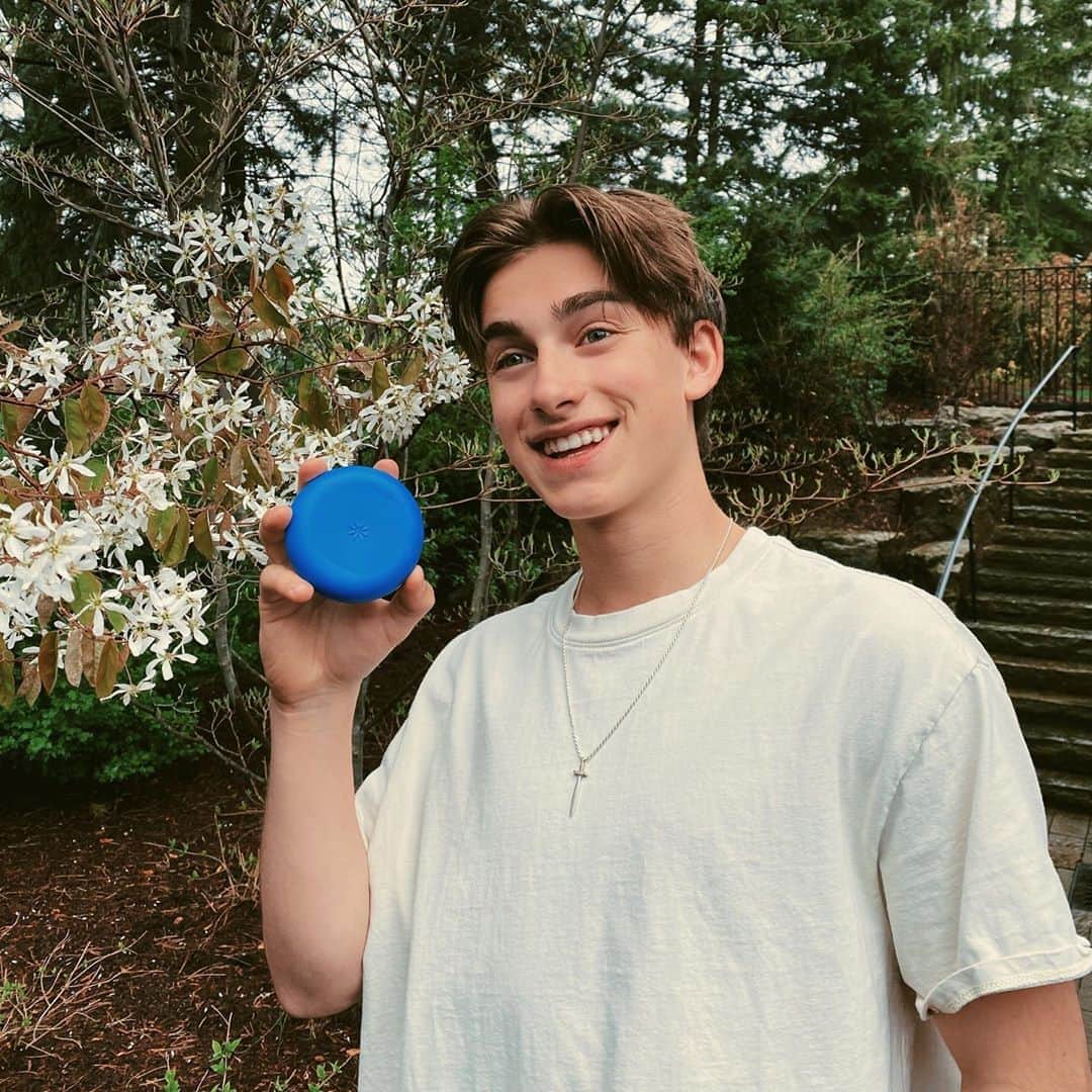 ジョニー・オーランドのインスタグラム：「i love my @invisalign treatment because i now have a smile i feel confident in. since my Invisalign aligners are virtually invisible, i don’t have to worry about braces distracting from my true self !! Invis is getting your best smile while staying true to yourself. for more info, check out Invisalign.com and take the Smile Quiz! #invisalignsmile #invisalign #SmileSquad #ad」