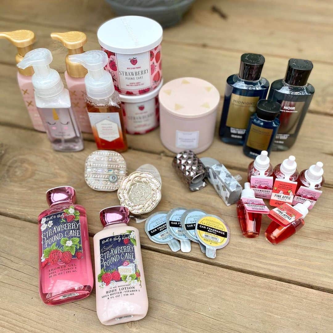 Bath & Body Worksさんのインスタグラム写真 - (Bath & Body WorksInstagram)「The Semi-Annual Sale treasure hunt is ON! 🐥 Swipe to see some of our favorite finds & share yours with #WeLoveSale ❤️ 💛 ❤️ 💛」6月23日 4時21分 - bathandbodyworks