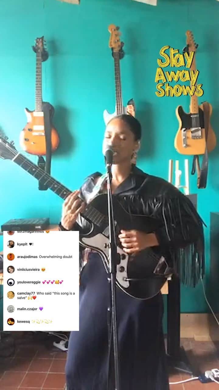 リアン・ラ・ハヴァスのインスタグラム：「Lockdown Paper Thin live via @blogotheque 🌸」