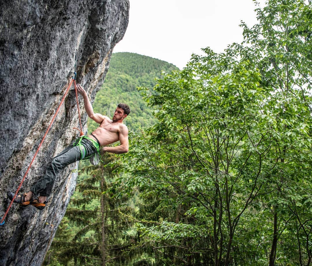 イェルネイ・クルーダーのインスタグラム：「So happy to have such a cool project not too far from my home. The route starts with a fluent 7c, followed by a hard bouldery crux. The fun part is, that route is far from over. Big moves on good holds, rest points are far from comfortable and last few moves are low percentage 🙃. Well, just the project I was looking for 😁. ____________________ 📸: @martin_z_orko  ____________________ @scarpaspa @ocun.climbing @vibram @snowmonkeyflask」