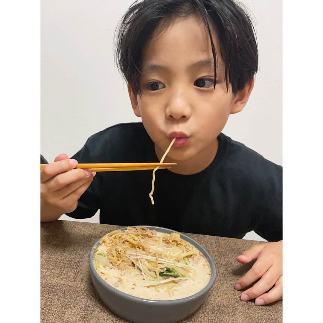 ayakoさんのインスタグラム写真 - (ayakoInstagram)「❤︎ 明治おいしい牛乳で簡単コクうまタンタン麺を作ってみたよ❗️ 6月1日は「世界牛乳の日（World Milk Day）」です😊 新型コロナウイルスの影響を受け、牛乳が余ってしまっているため、牛乳を活用したレシピでフードロスを抑えていきましょう😊 我が家は坦々麺好き🤤 まさか牛乳でこの味が出せるとは！ 簡単コクうまタンタン麺はまろやかで、ラー油の量を食べる時に調整して子どもも美味しく頂けました😊 * * 6月1日からTwitterでも明治おいしい牛乳の公式アカウントでキャンペーンやってるよ！ 明治おいしい牛乳のサイトに牛乳を使ったレシピがたくさん載ってるのでチャレンジしてみてね😊 ❤︎ #PR#明治#牛乳アクション#明治おいしい牛乳#世界牛乳の日#牛乳の日#牛乳月間 #worldmilkday#おうちごはん#おうち時間#stayhome #牛乳レシピ#ミルクレシピ#簡単レシピ」6月22日 19時42分 - ayaya315