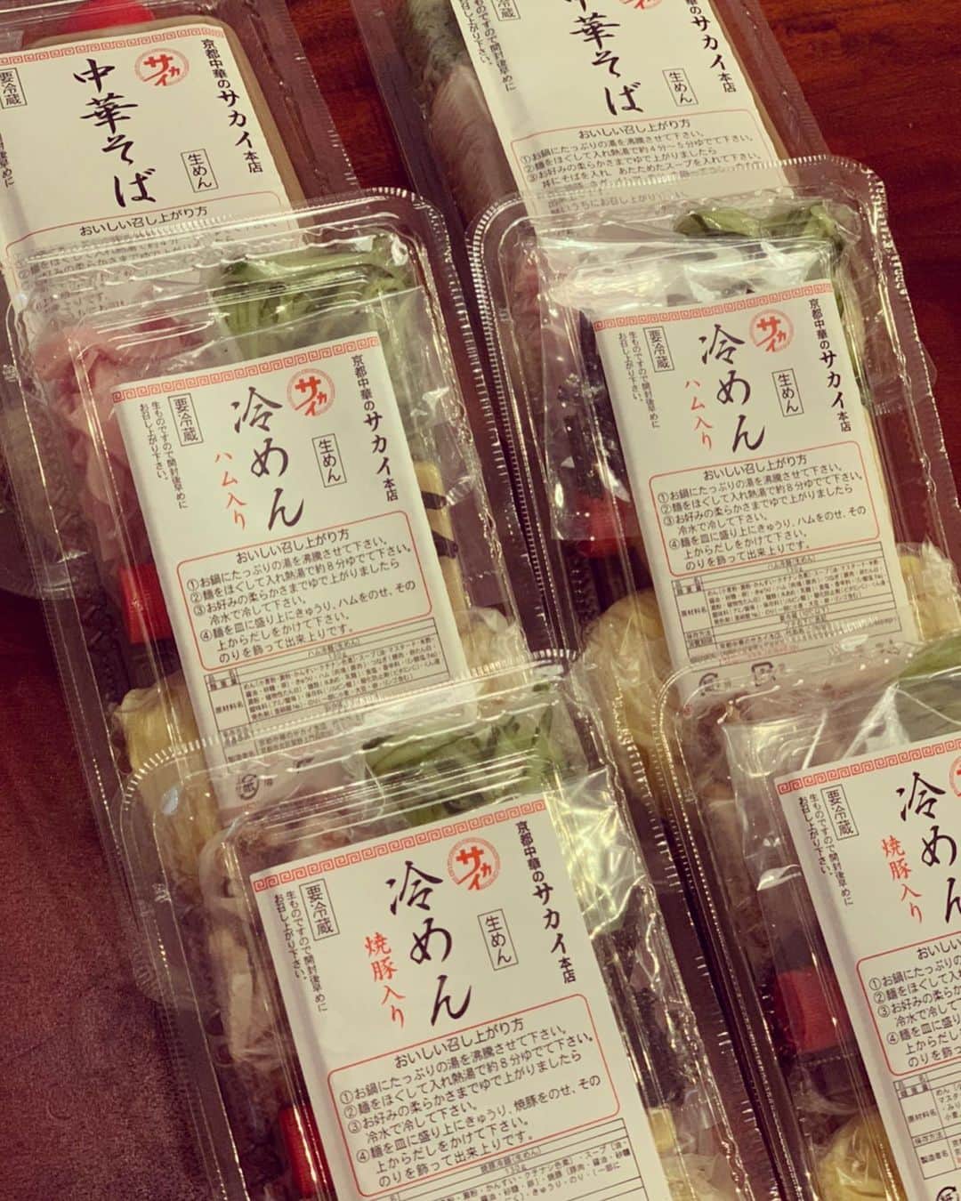 のインスタグラム：「夏、、到来。 限界だったので。。 気付いたらすごい量買ってしまいました。 頂きの頂きを頂いてしまいます！ #中華のサカイ #冷やし中華 #世界最高峰 #represent #京都 #天津飯も食べたい #御園橋店に行きたい #夏ですね #POW！」