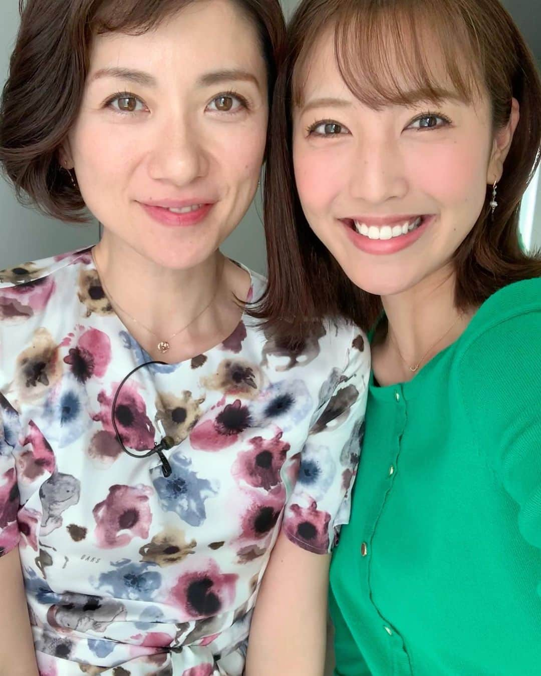 小澤陽子さんのインスタグラム写真 - (小澤陽子Instagram)「𝚊𝚝 𝚠𝚘𝚛𝚔☻  週末のこと。 デスクがお隣の梅津アナ、 そして、内田嶺衣奈アナと アナウンス室で久々にお会いできて、 会えずに溜まっていたお話ができました🥺💬 . . 楽しいお話しもさることながら、 悩み事も寄り添って聞いてくださったり、、 本当に綺麗で頼もしくて、 大好きなお姉さま方です。。😭💕. . . そして！ 今日は 同期にも会えて、 心がリフレッシュできました🥰 いつも話が楽しくて止まらない！  #ずっと笑ってました😂 #フジテレビアナウンサー #アナウンス室 #梅津さんとの写真は去年のもの #今はこんなに近付けない #日曜報道thePRIME共演時代 #前髪がアルヨ」6月22日 19時44分 - yoko.ozawa729